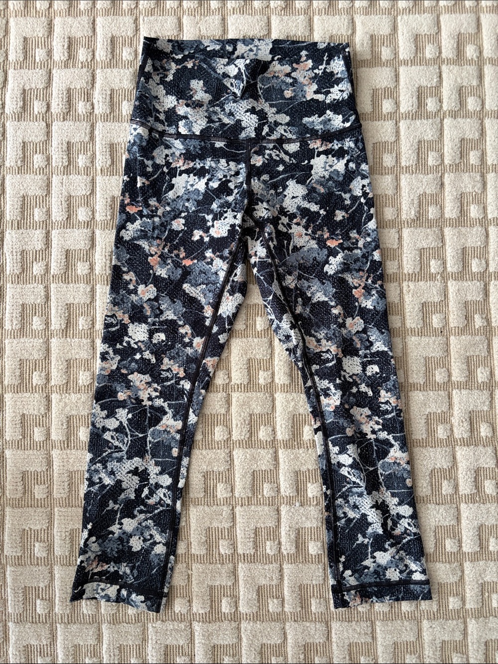 Lululemon Wonder Under Crop (high rise) 21” Size 4  Spring Bloom Multi